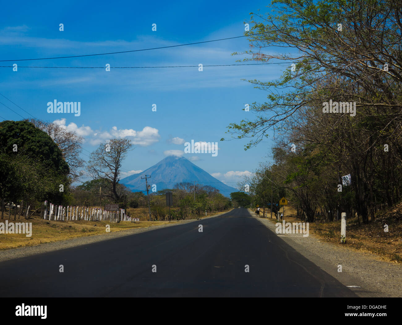 Blick auf den Pan American Highway mit dem Vulkan Conception im Hintergrund in Rivas, Nicaragua. Stockfoto