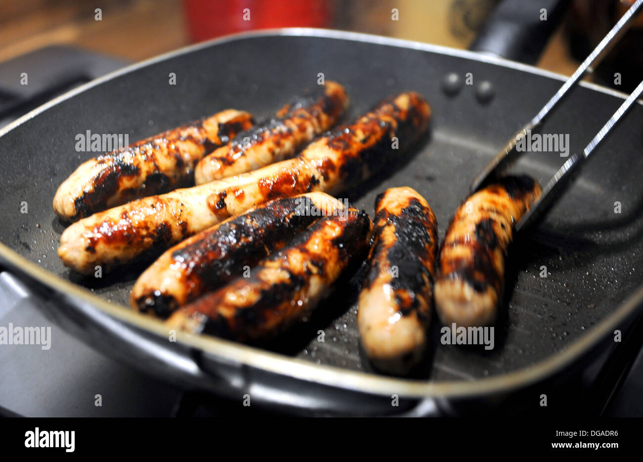 Würstchen aus Schweinefleisch kochen in einer Pfanne schwenken suchen ...