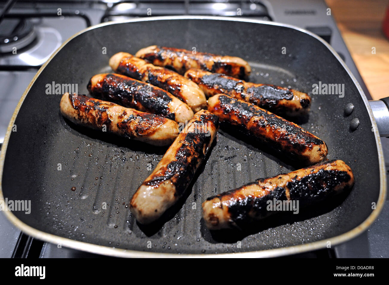 Würstchen aus Schweinefleisch kochen in einer Pfanne schwenken suchen  verbrannt und verkohlt Stockfotografie - Alamy