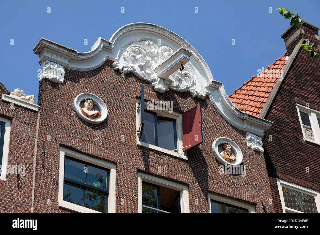 Historische Fassade in Amsterdam mit plastischen Porträts Stockfoto