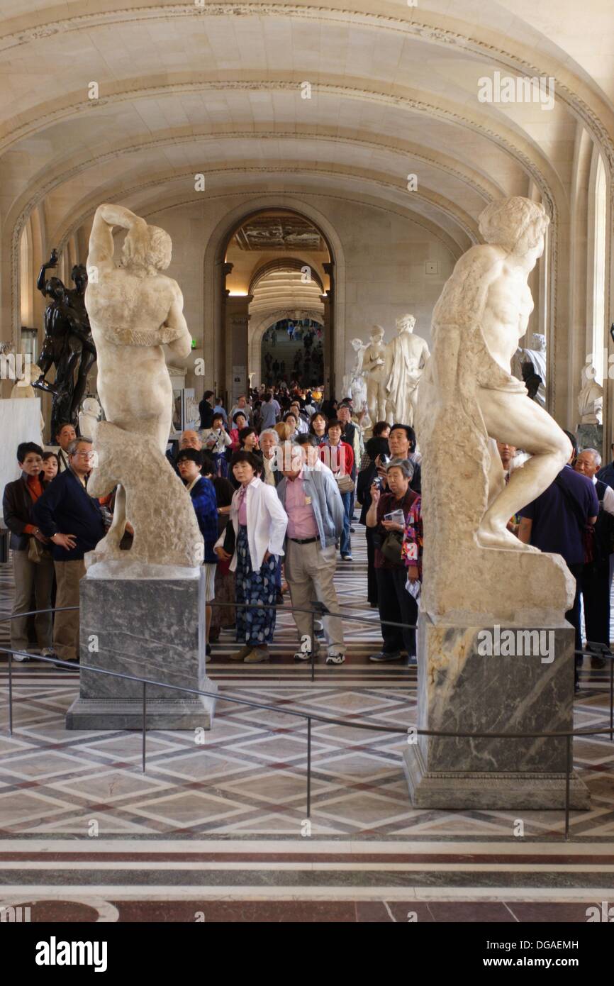 Massen von Kunstwerken in das Musée du Louvre in Paris zu bewundern Stockfoto