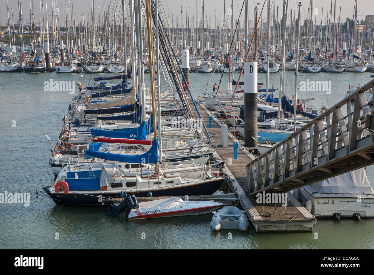 Yachten und Segelboote auf den Yachthafen / Marina bei Nieuport / Nieuwpoort entlang der Nordseeküste, Belgien Stockfoto