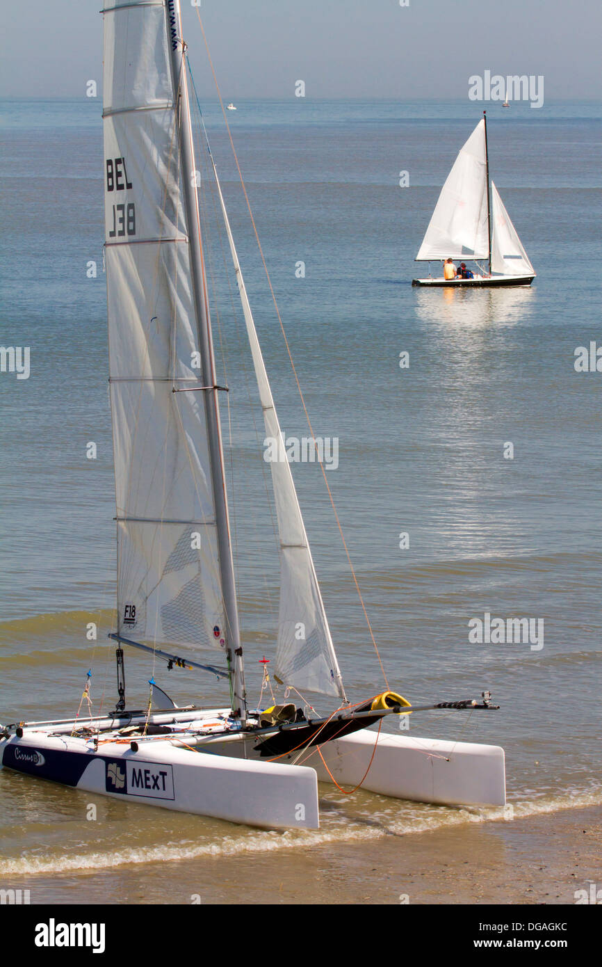 Segelboot und gestrandeten Katamaran am Strand entlang der Nordseeküste Stockfoto
