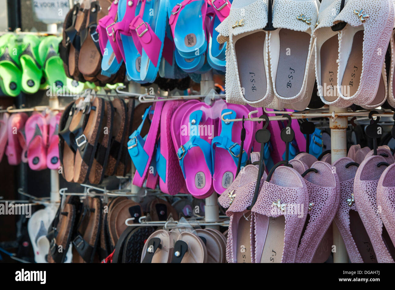 Kaufen Sie verkaufen bunte Sandalen, Riemen und Flipflops in Badeort an der Küste entlang Stockfoto