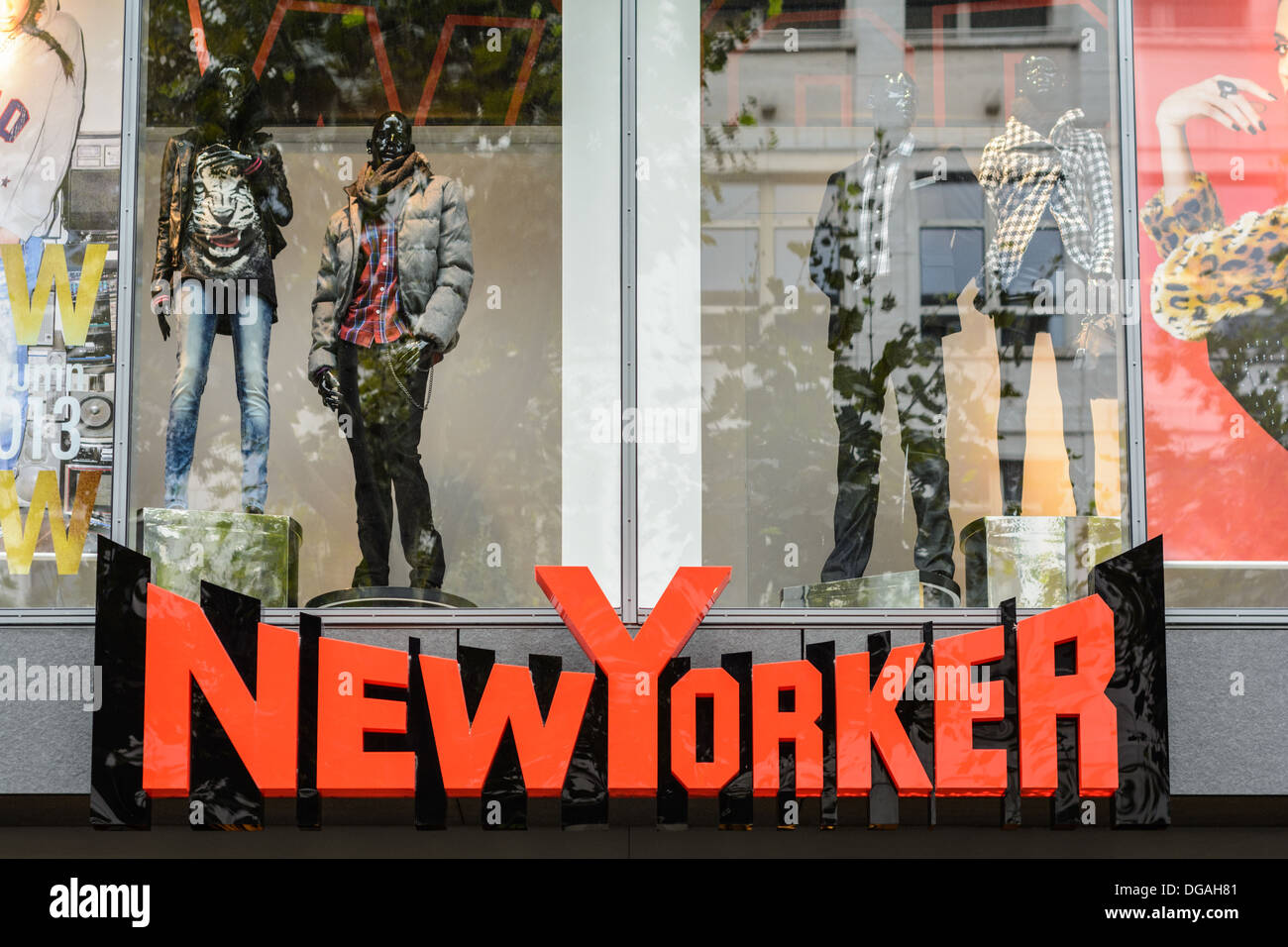 Rot erleuchtete Yorker Firmenschild Logo und Schaufenster-internationale Mode-Label mit Sitz in Braunschweig, Deutschland Stockfoto
