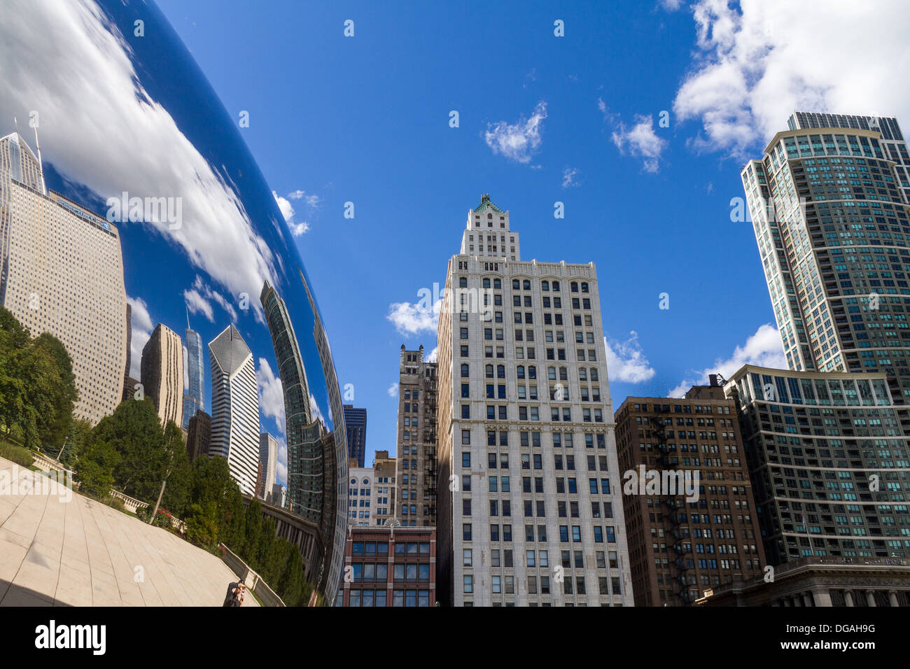 Gebäude-Reflexionen in der Skulptur Cloud Gate, Chicago, USA Stockfoto