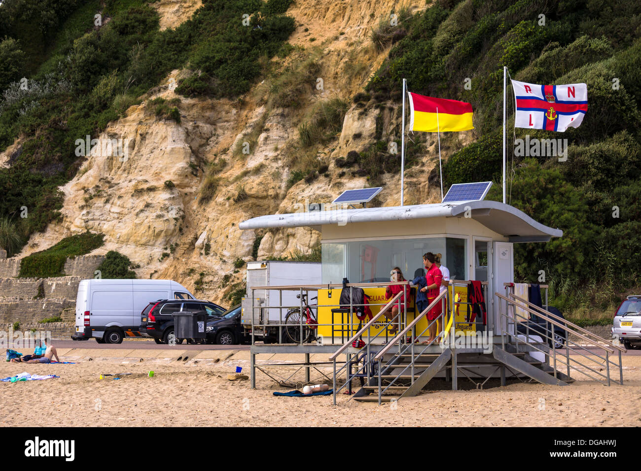 Die RNLI-Post am Strand von Bournemouth während des Höhepunkts der Ferienzeit im August. Stockfoto
