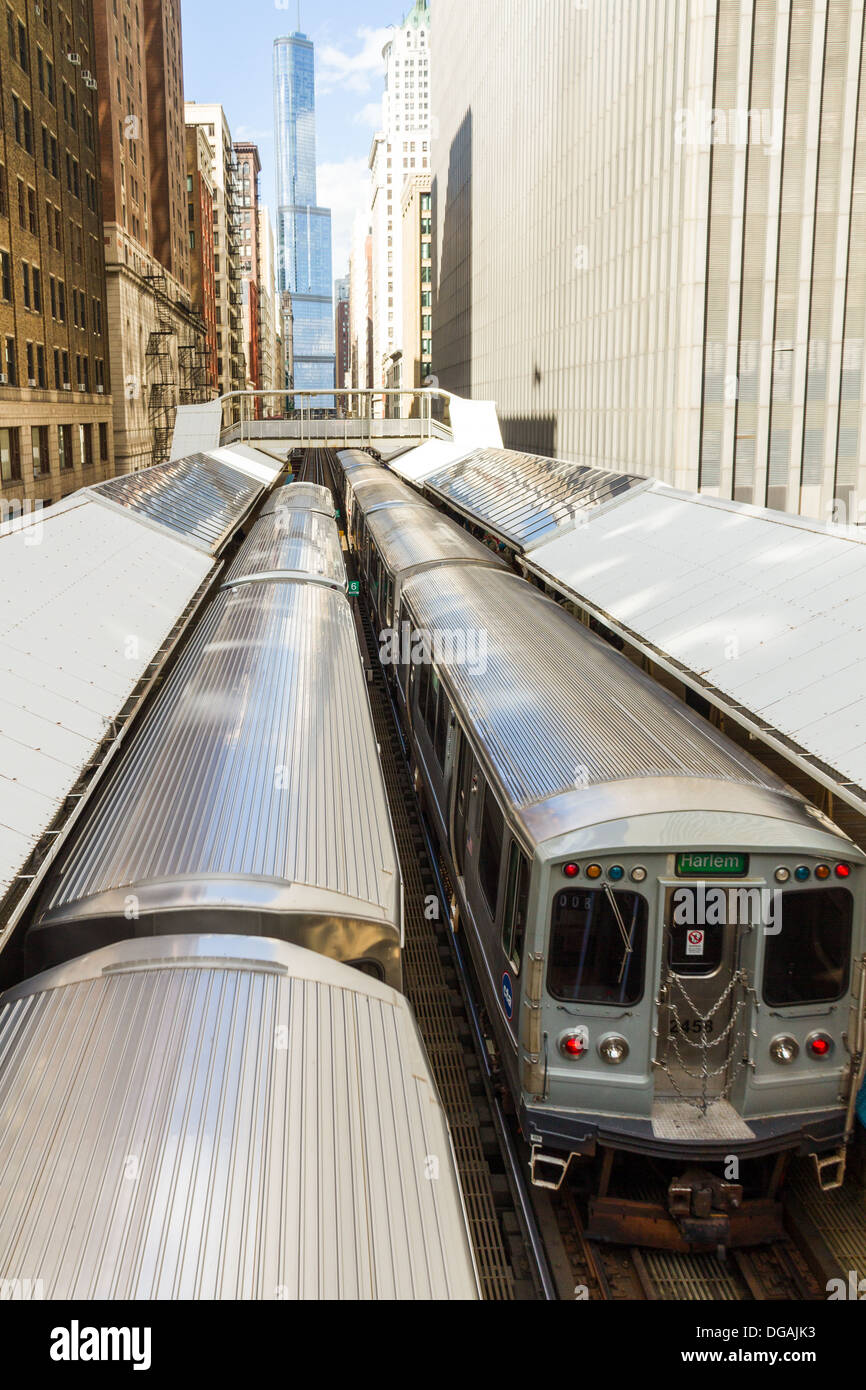 Blick nach Norden entlang der Linie mit 2 CTA-Züge am Bahnhof Adams/Wabash, Chicago, USA Stockfoto