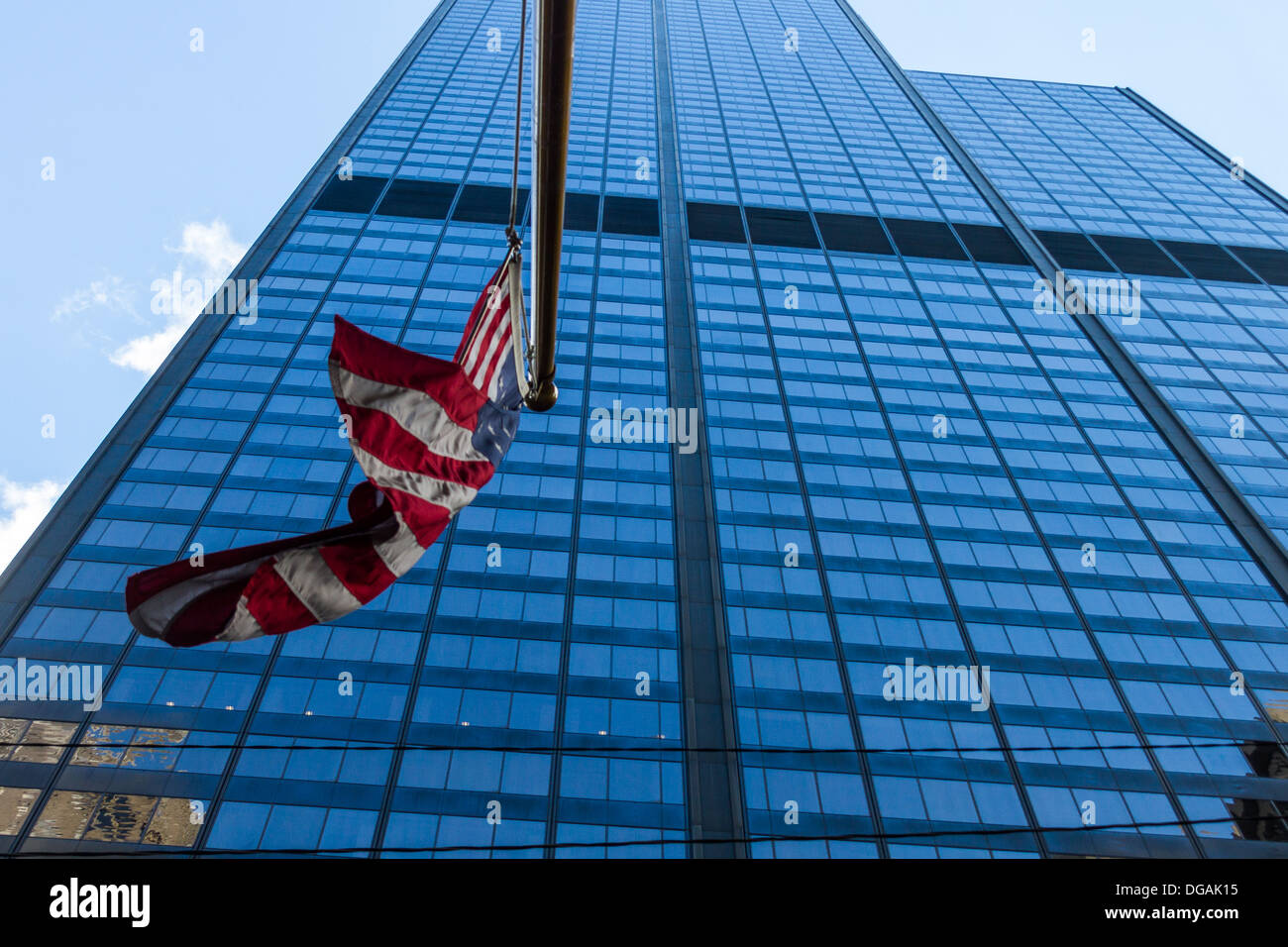 Stars And Stripes U.S. Flagge von Willis Tower in Chicago Stockfoto