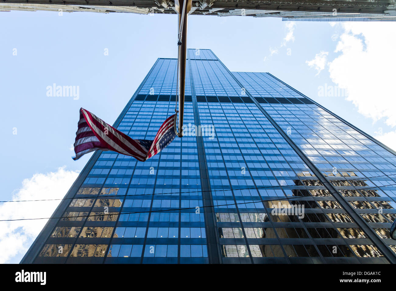 Stars And Stripes U.S. Flagge von Willis Tower in Chicago Stockfoto