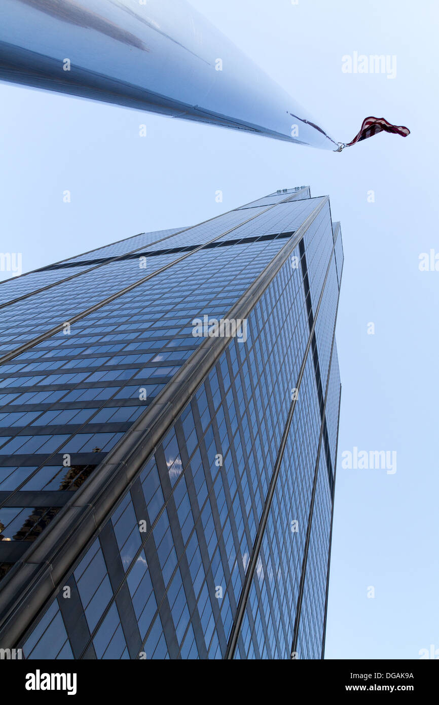Blickte zu Willis Tower, mit Fahnenmast in Aussicht, Chicago, USA Stockfoto