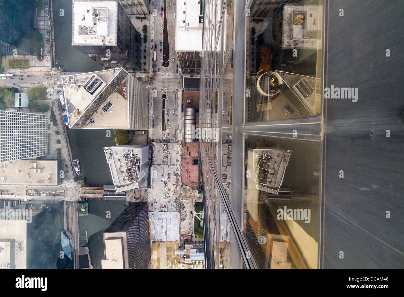 Auf der Suche nach unten durch Glasboden an Spitze der Willis Tower, Chicago Stockfoto