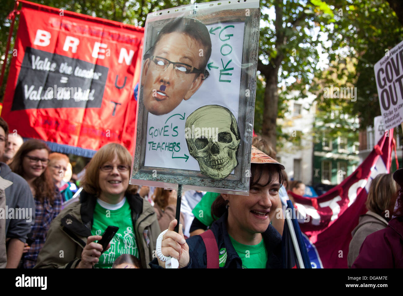 Viele nach Hause mad Banner und Plakate richten sich an Herrn Gove, er hat keine Augen und zeigt einen Toten Lehrer. Stockfoto