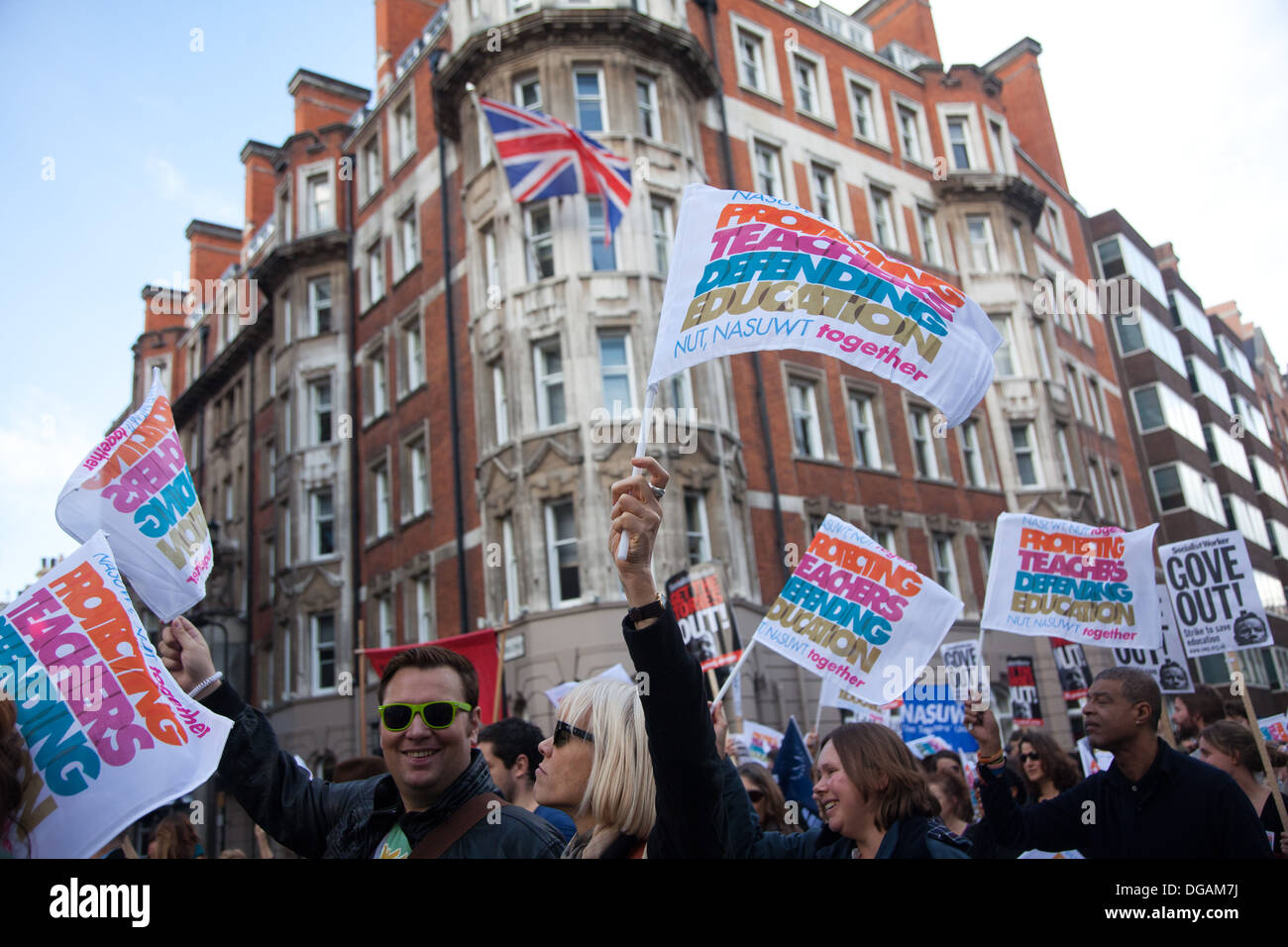 Banner hoch gehalten. Die Demonstration ging unter der Parole: Schutz der Lehrer Ausbildung zu verteidigen. Stockfoto