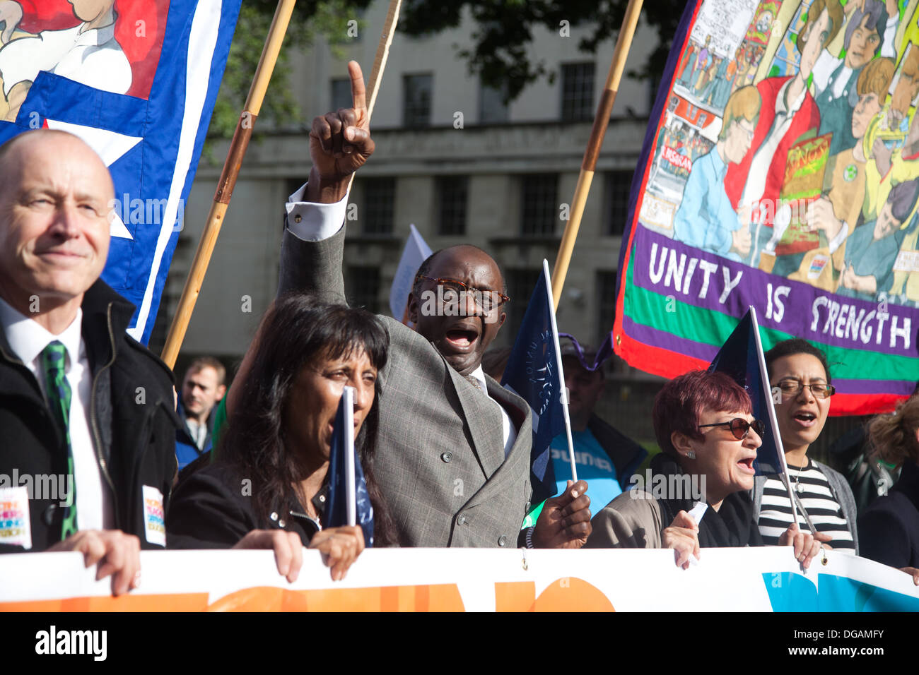Der Marsch führt Downing Street 10 und die marschierenden Lehrer schreien und zeigen Sie ihre Unzufriedenheit mit Regierung Kürzungen. Stockfoto