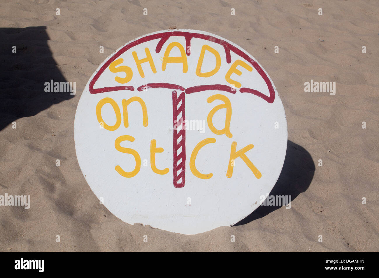 "Schatten auf einem Stick" Sonnenschirm Regenschirm Stall Shop Sternzeichen am Strand Tenby Wales UK Stockfoto