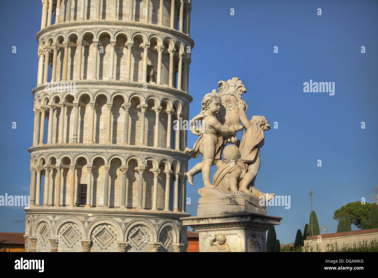 der schiefe Turm von Pisa, Torre Pendente di Pisa, freistehende Glockenturm Campanile und Statue von den Engeln in Pisa, Italien Stockfoto