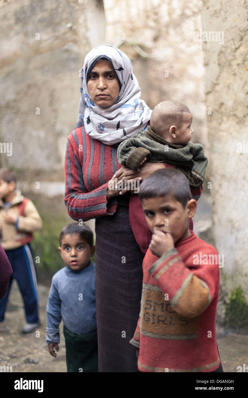 02.11.13 Aleppo, Syrien. Eine Mutter und ihren drei Kindern in Aleppo. Stockfoto