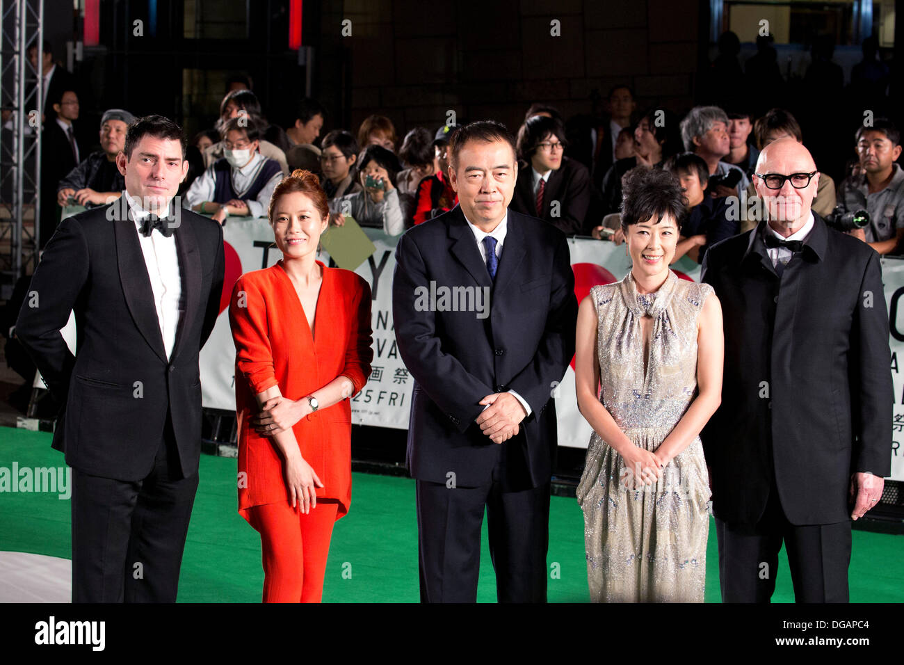 Tokio, Japan. 17. Oktober 2013. (L, R) Die Wettbewerbs-Jury-Mitglieder der Schauspieler Chris Weitz, Schauspielerin Moon So-ri, Regisseur Chen Kaige, Schauspielerin Shinobu Terajima und Produzent Chris Brown besuchen das 26. Tokyo International Film Festival, Eröffnung Event grünen Teppich in Roppongi Hills Arena in Tokio, Japan, 17. Oktober 2013. In diesem Jahr Premierminister Shinzo Abe besucht die Eröffnungsfeier und schüttelt die Hand mit Tom Hanks und Regisseur Paul Greengrass. Das Filmfestival läuft durch bis zum Freitag 25. Bildnachweis: Rodrigo Reyes Marin/AFLO/Alamy Live-Nachrichten Stockfoto