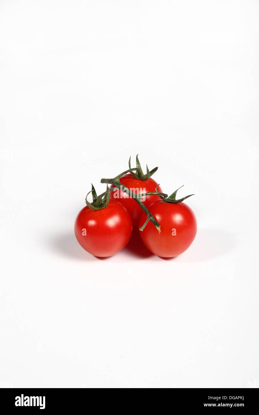 Kirschtomaten auf weißem Hintergrund Stockfoto