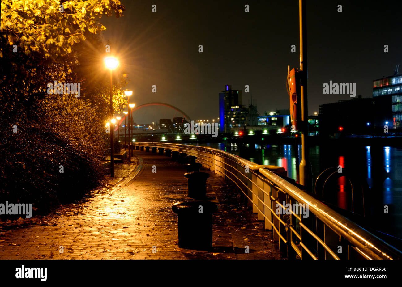 Auf dem River Clyde, Glasgow, in der Nacht Stockfoto