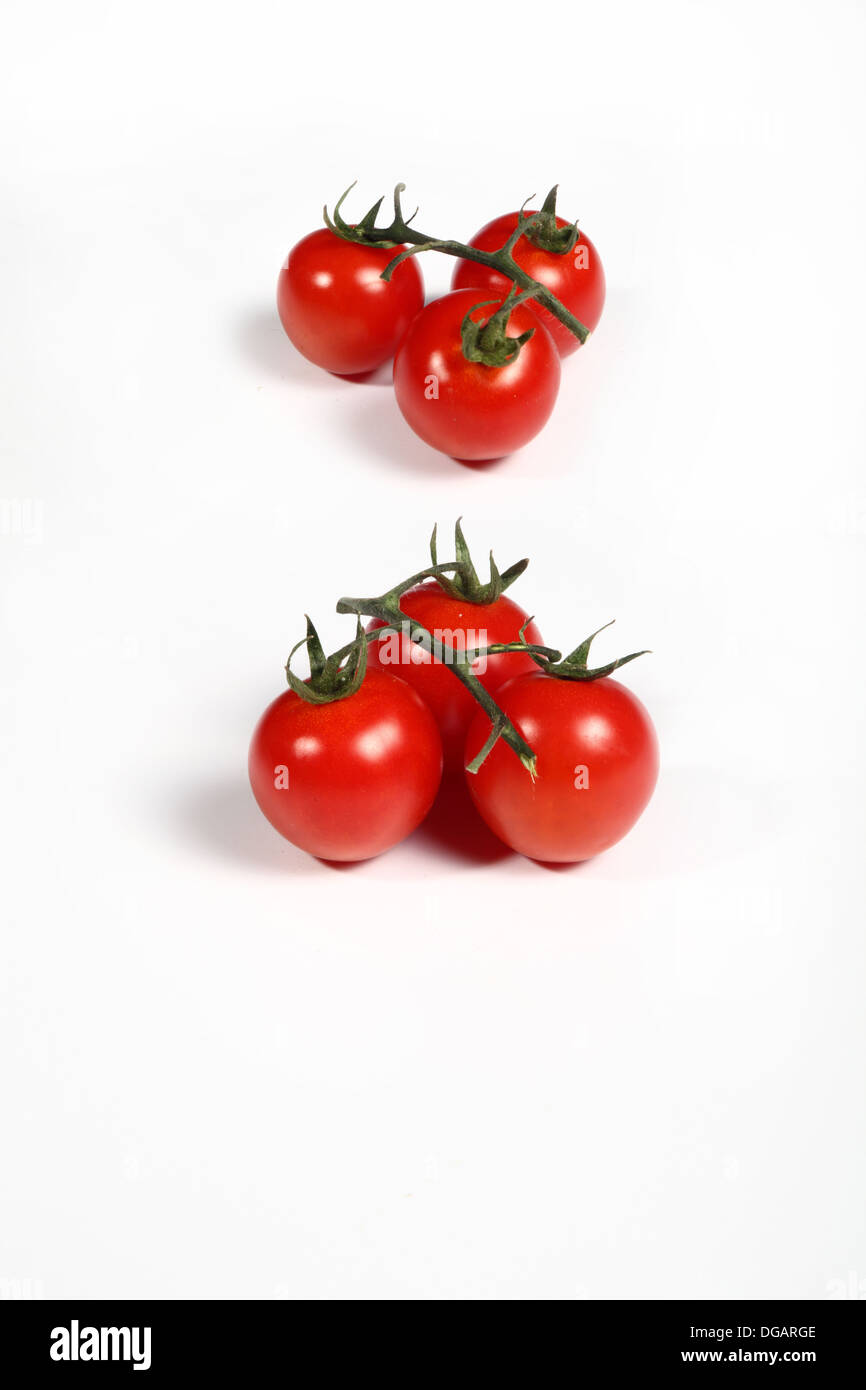 Kirschtomaten auf weißem Hintergrund Stockfoto