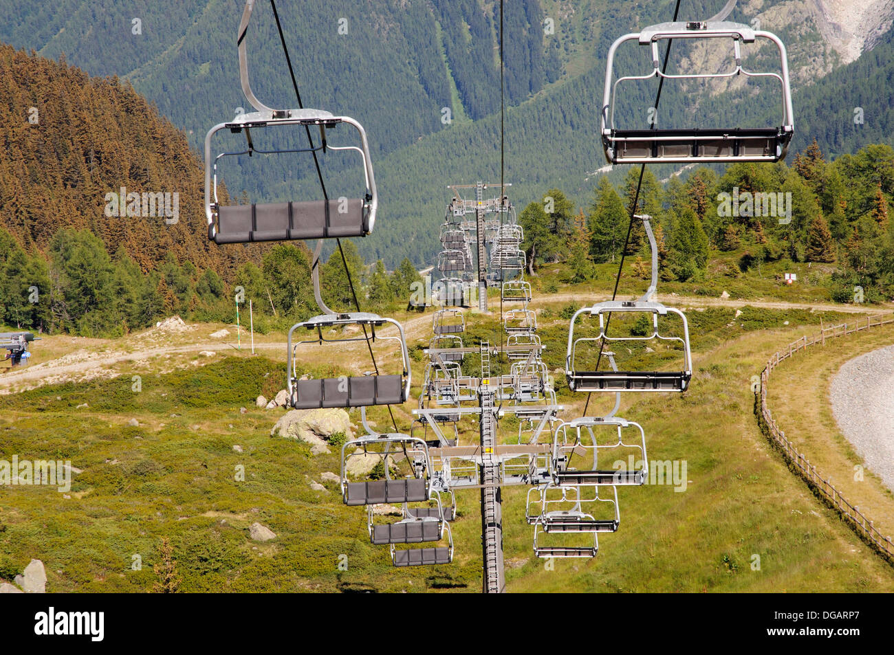 Sesselbahn im Sommer in den französischen Alpen unbenutzt Stockfoto