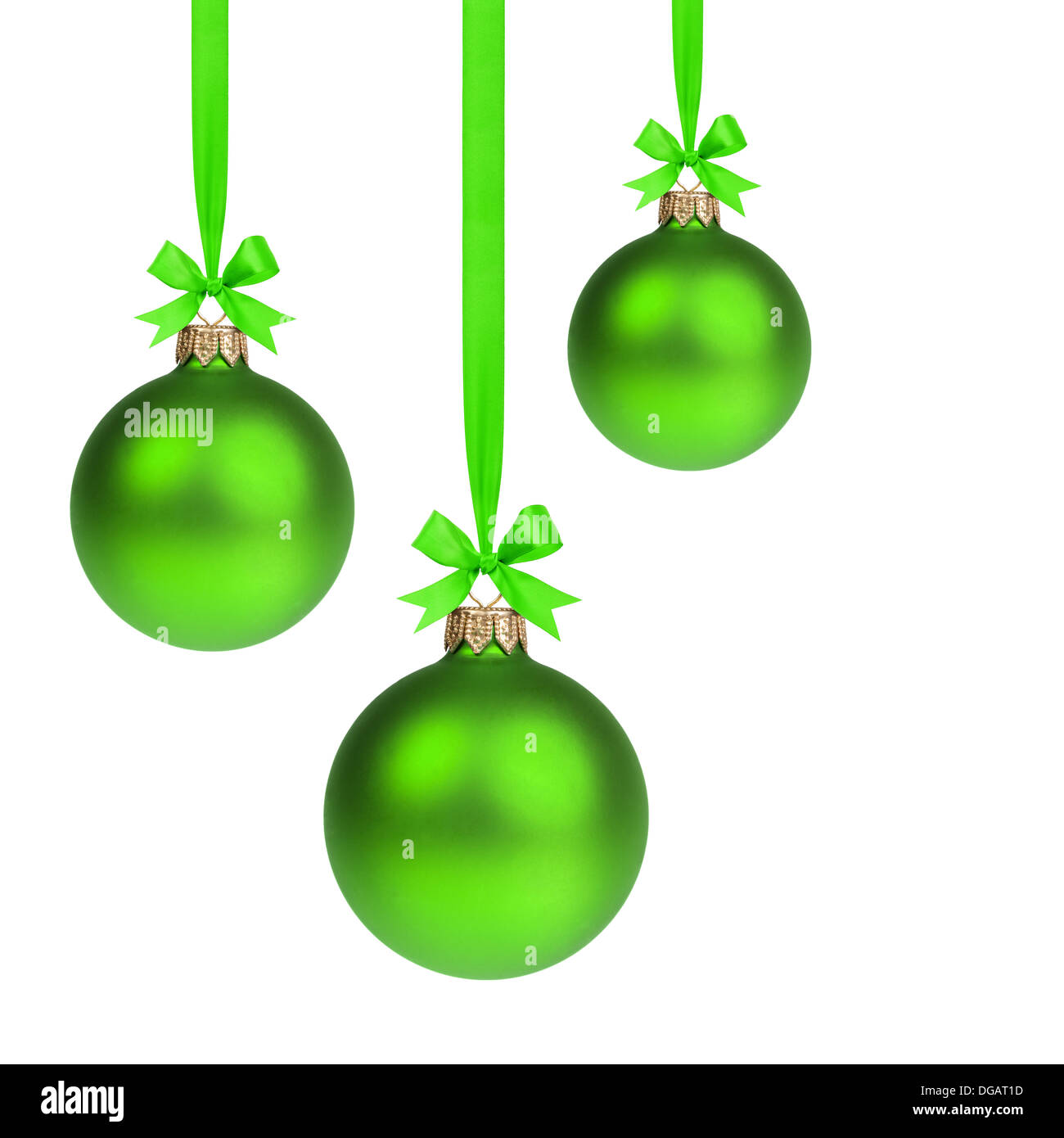 Zusammensetzung aus drei grüne Weihnachtskugeln Aufhängen an Band, weißer Hintergrund Stockfoto