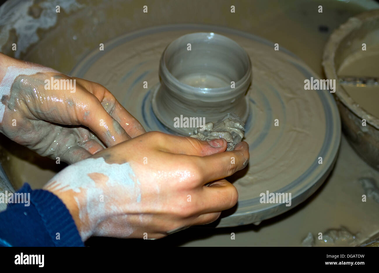Close-up auf Töpfer übergibt die Tongefäße Stockfoto