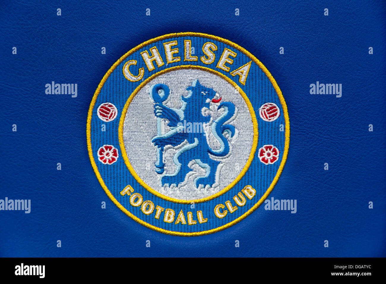 Chelsea Football Club Logo auf einem Sitzplatz in der Chelsea ausgegraben, Chelsea Football Club, Stamford Bridge, London, England Stockfoto