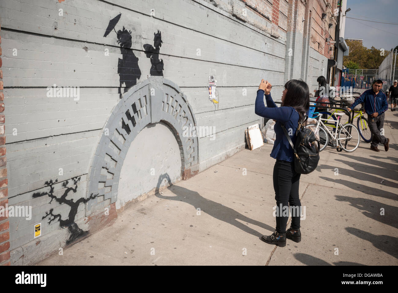 New York, USA. 17. Oktober 2013. Street-Art-Fans strömen in Stadtteil Williamsburg in Brooklyn in New York auf Donnerstag, 17. Oktober 2013 in der siebzehnten Ausgabe von Banksy-Graffiti-Kunst zu sehen. Die schwer fassbare Streetart-Künstler schafft Werke rund um die Stadt jeden Tag im Laufe des Monats Oktober.   Bildnachweis: Richard B. Levine/Alamy Live-Nachrichten) Stockfoto