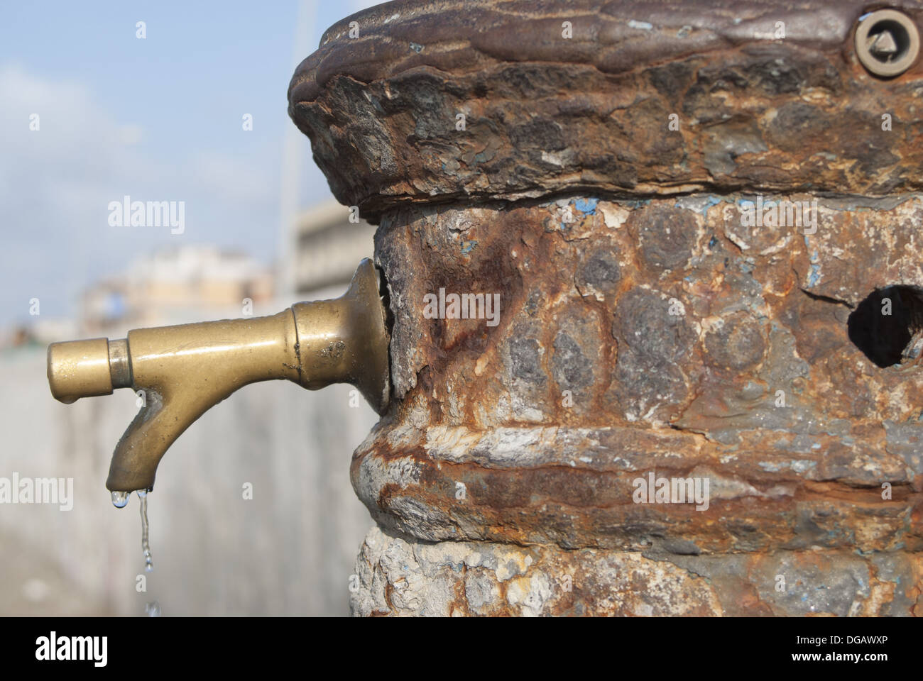 eine alte und rostige Brunnen in Rom Stockfoto