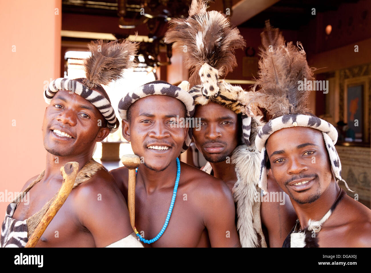 Sambia; vier afrikanische Männer aus dem Stamm Ngoni, Sambia, in traditioneller Kleidung, Sambia Afrika Stockfoto