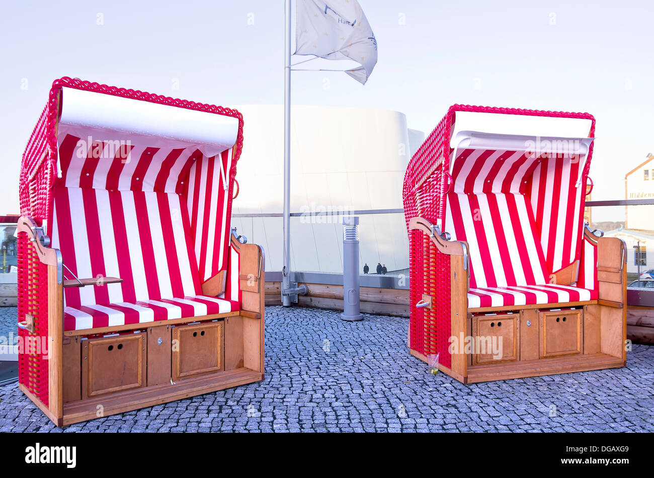 Zwei Strandborbs (Strandkörbe) auf Kopfsteinpflaster, hanseatische Stadt Stralsund, Deutschland Stockfoto