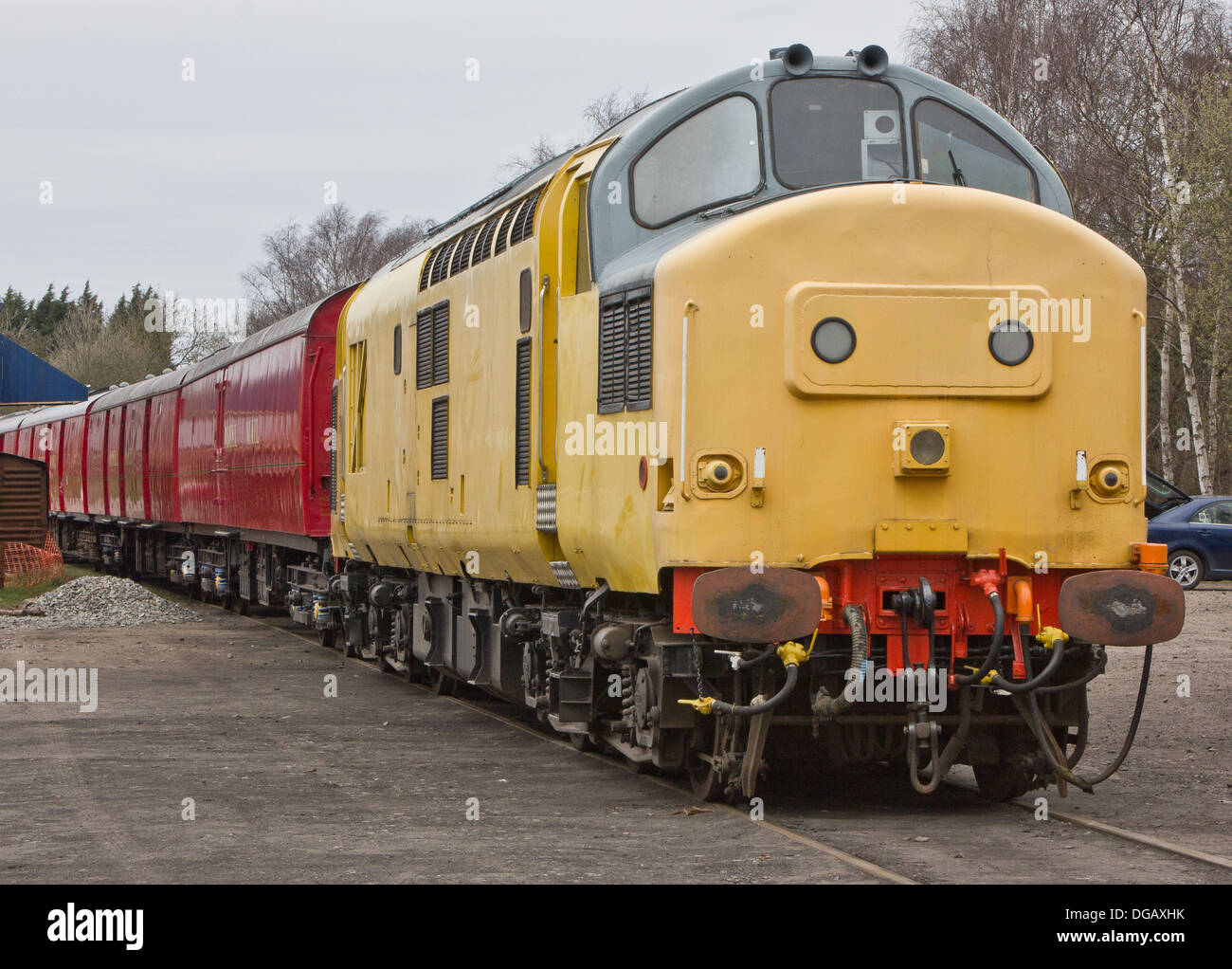 Englischer elektrischer Typ 3 Klasse 37 Diesel Locomotive Zug Stockfoto