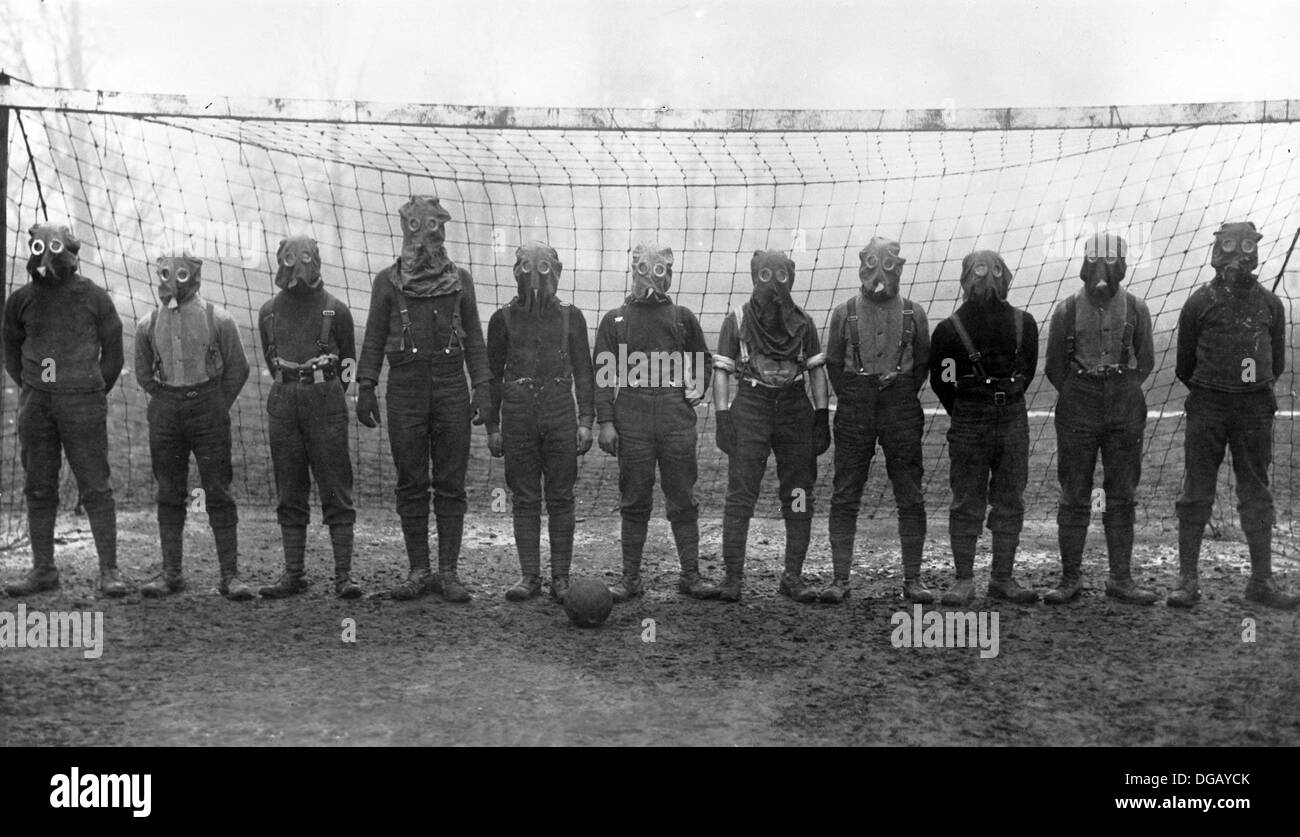 Fußballmannschaft der britischen Soldaten mit Gasmasken, Weltkrieg Stockfoto