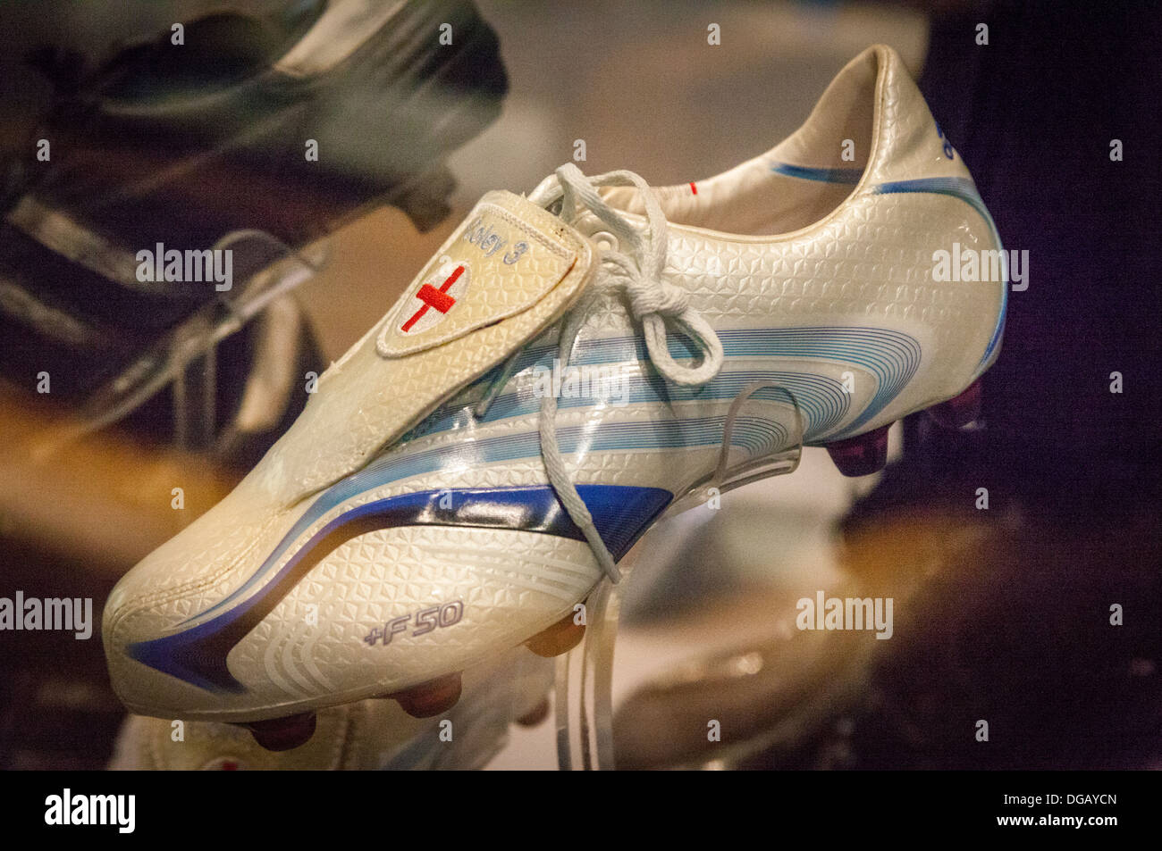 Ashley Cole Fußballschuh im Museum, Chelsea Football Club, Stamford Bridge, Chelsea, London, England Stockfoto