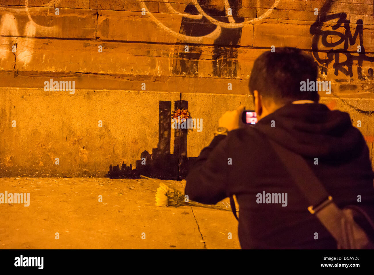 Street-Art-Fans strömen in Stadtteil Tribeca New York Banksy-Graffiti-Kunst zu sehen Stockfoto