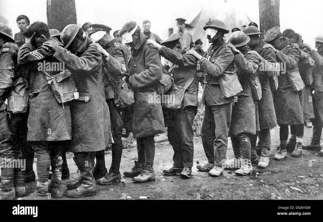 Geblendet von Tränengas Truppen erwarten Behandlung Stockfoto