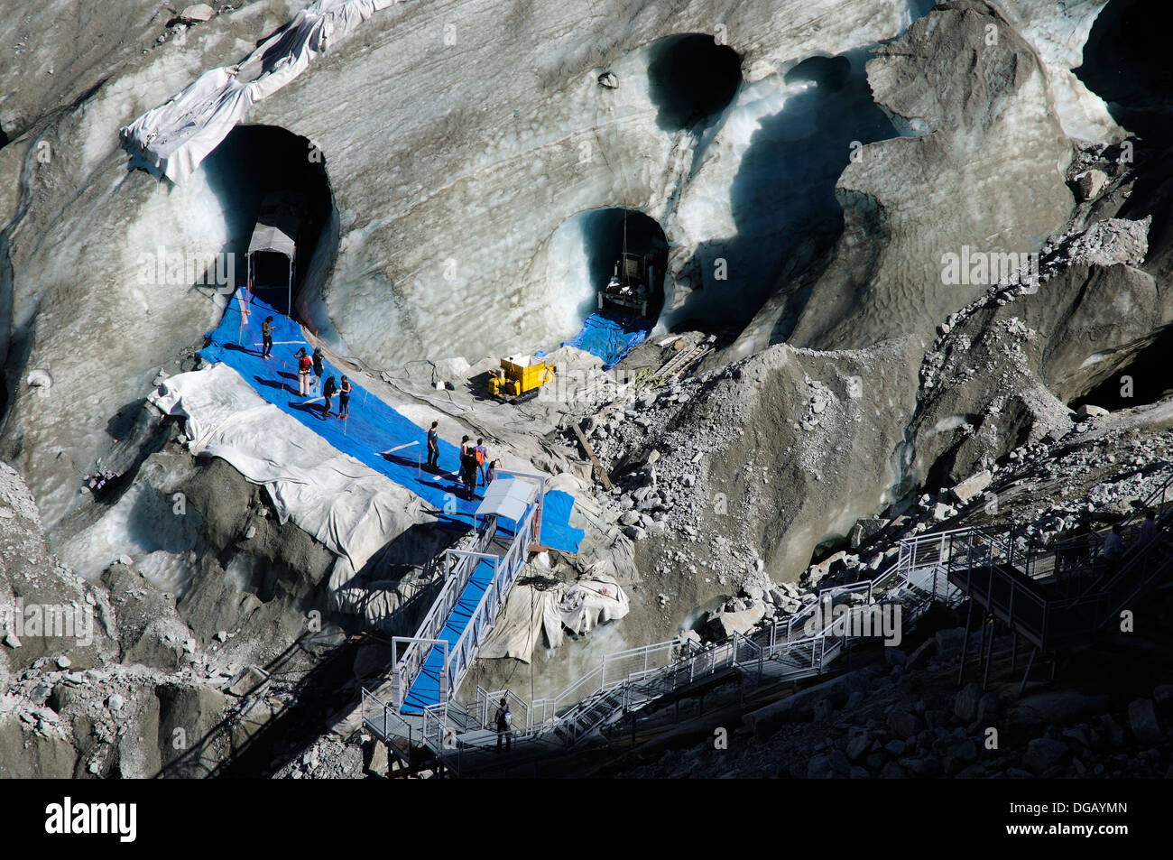 Blick hinunter auf die Grotte de Glace in Mer de Glace am Montenvers, Chamonix, Frankreich Stockfoto