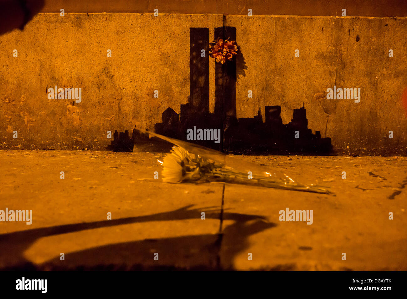 Street-Art-Fans strömen in Stadtteil Tribeca New York Banksy-Graffiti-Kunst zu sehen Stockfoto