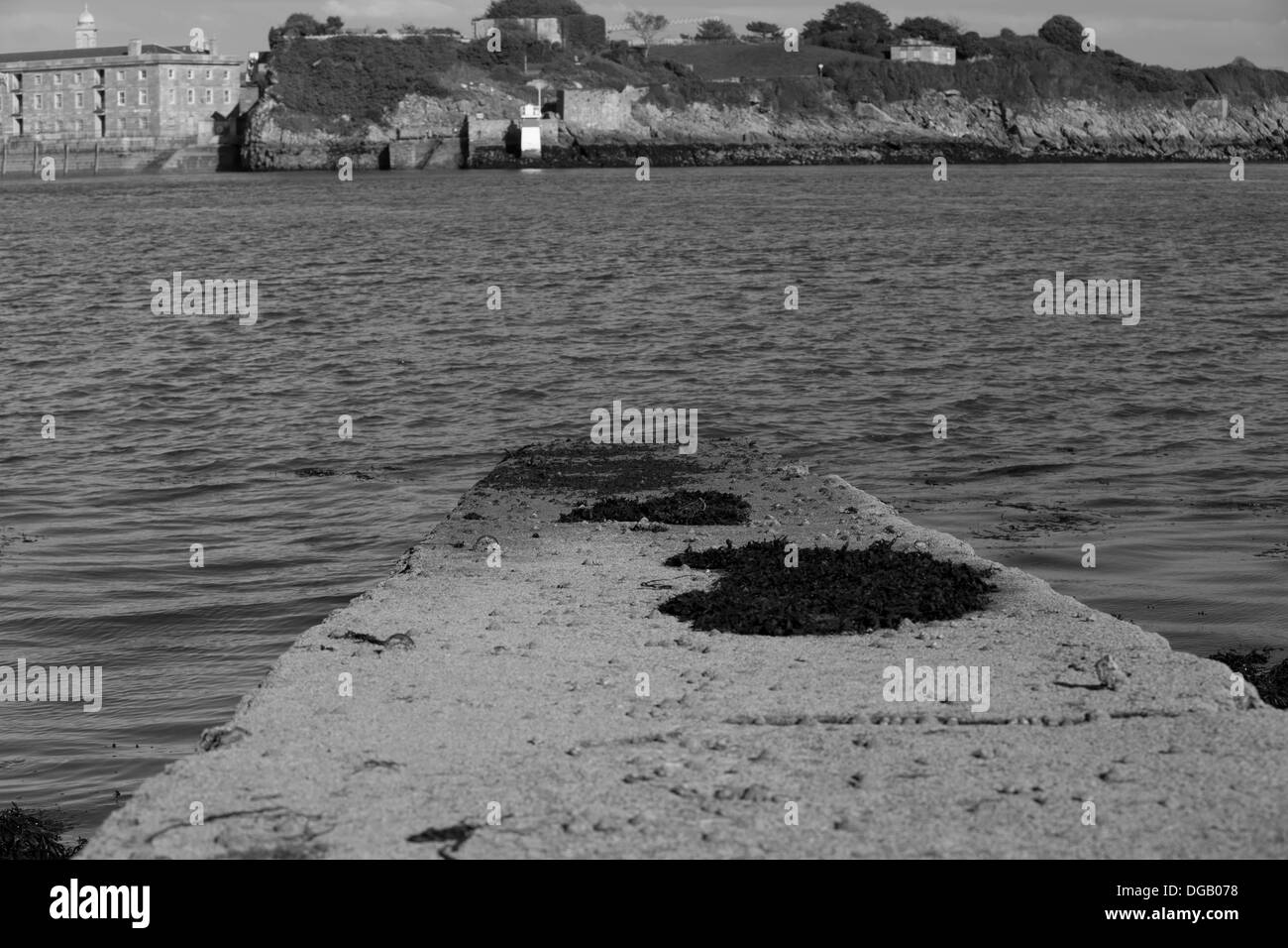 Ufermauer River Tamar Eingang in schwarz und weiß mit Royal William Hof im Hintergrund. Plymouth Cornwall Uk Stockfoto