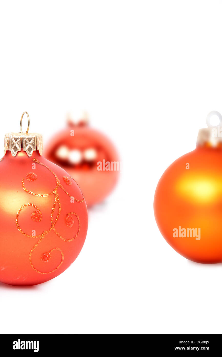 Weihnachtskugeln, rot und Orange, isoliert auf weißem Hintergrund Stockfoto
