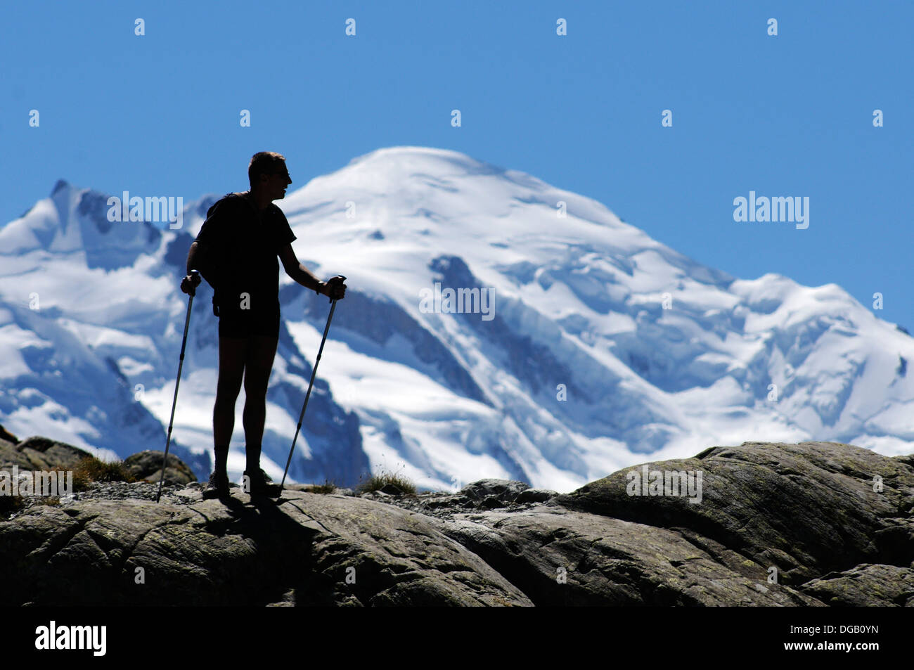 Ein einsamer Wanderer am Lac Blanc in den französischen Alpen Silhouette gegen Mont-Blanc, Chamonix, Frankreich Stockfoto