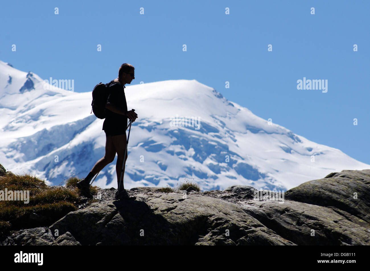 Ein einsamer Wanderer am Lac Blanc in den französischen Alpen Silhouette gegen Mont-Blanc, Chamonix, Frankreich Stockfoto