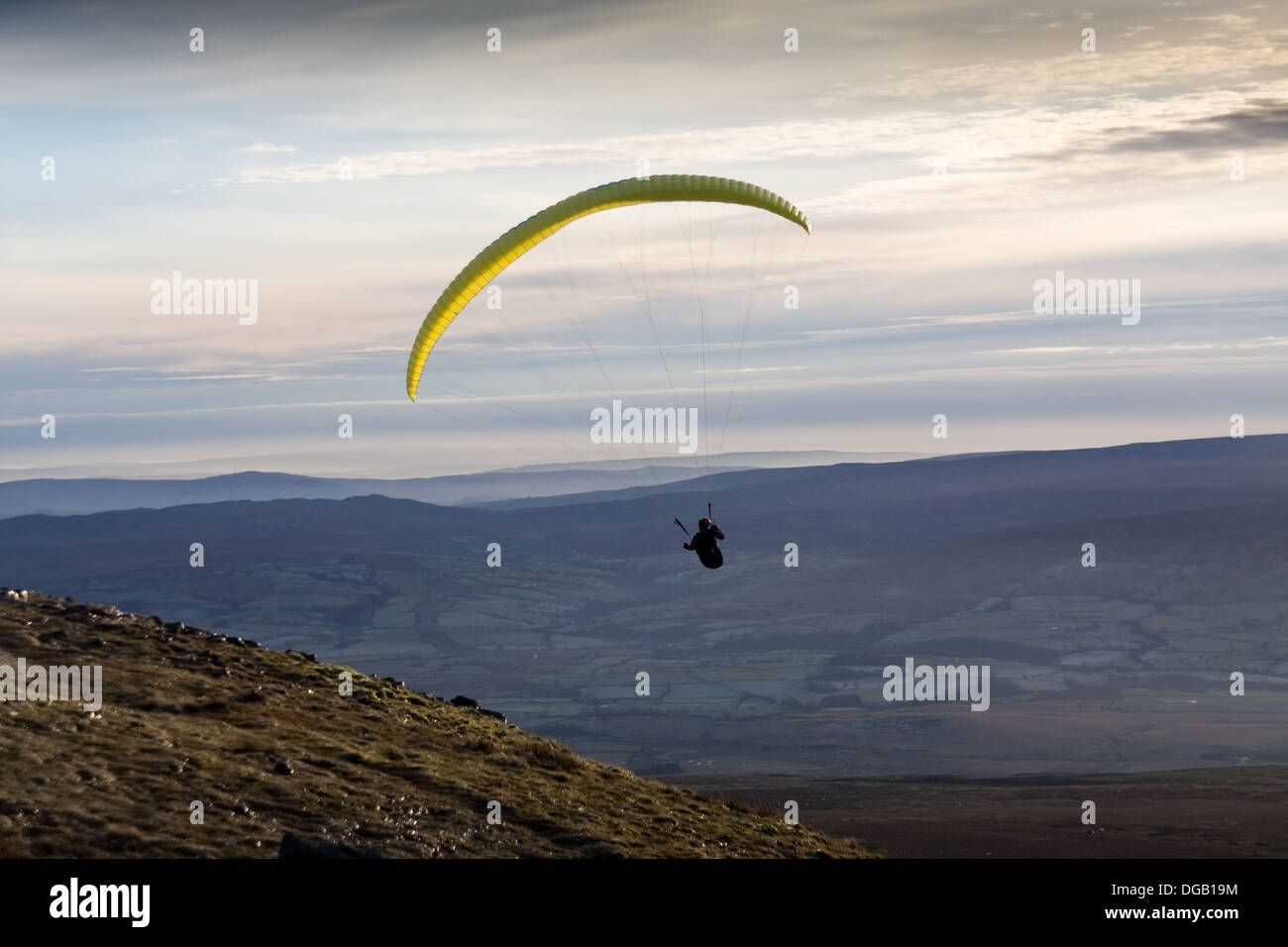 Ein Gleitschirm hängt in der Luft, kurz nach dem Start von Ingleborough in Yorkshire Dales Stockfoto