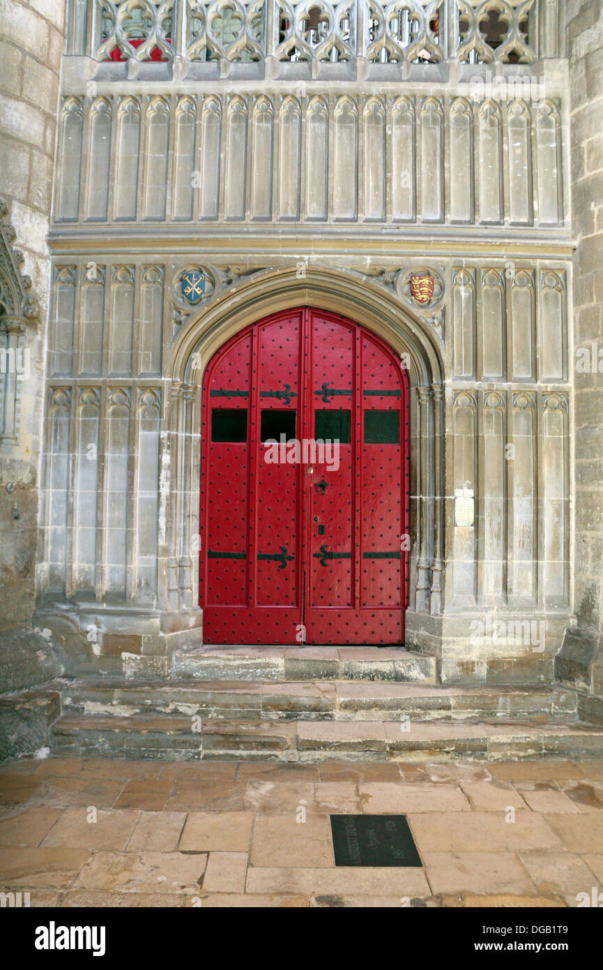 Leuchtend rote Doppeltür innen Gloucester Cathedral, Gloucester, Glous, UK. Stockfoto