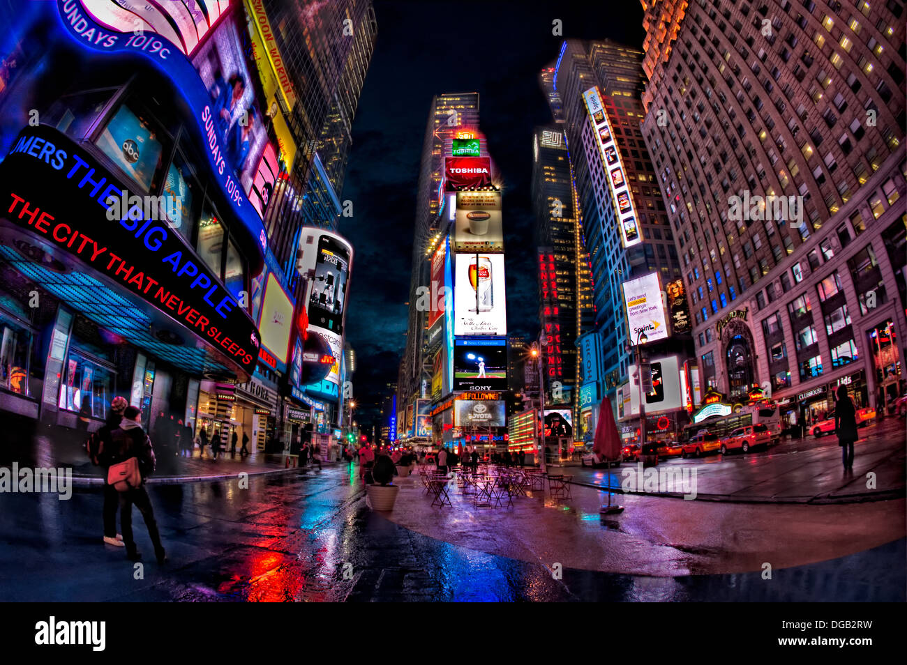 New York Citys berühmten Times Square bei Nacht nach einem Niederschlag. Stockfoto