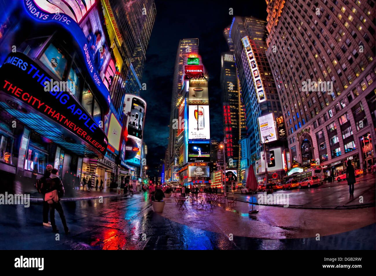 New York City's famous Times Square at night after a rainfall. Stockfoto