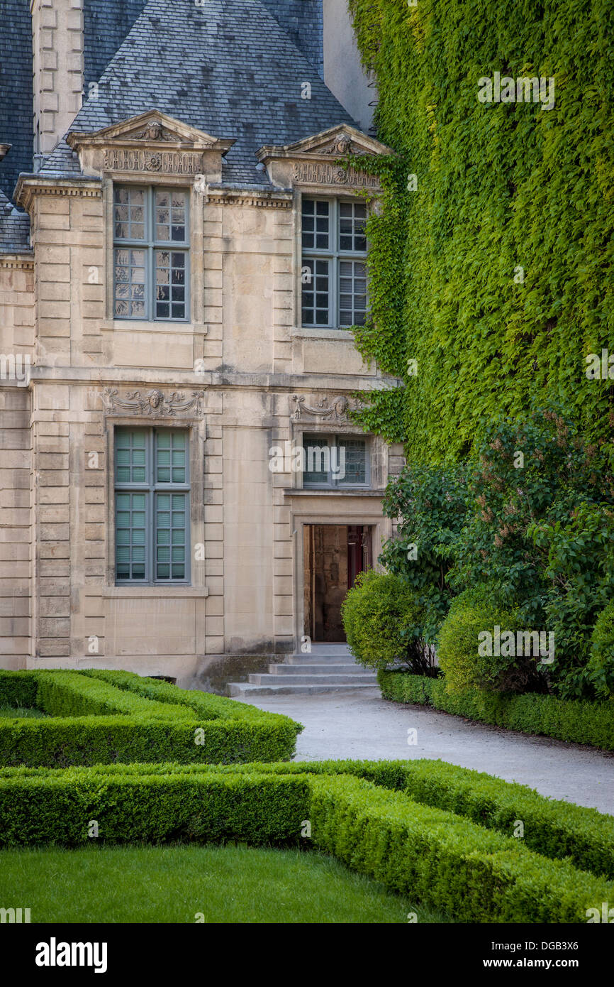 Blick auf den Garten des Hotel de Sully im Viertel Marais, Paris, Frankreich Stockfoto